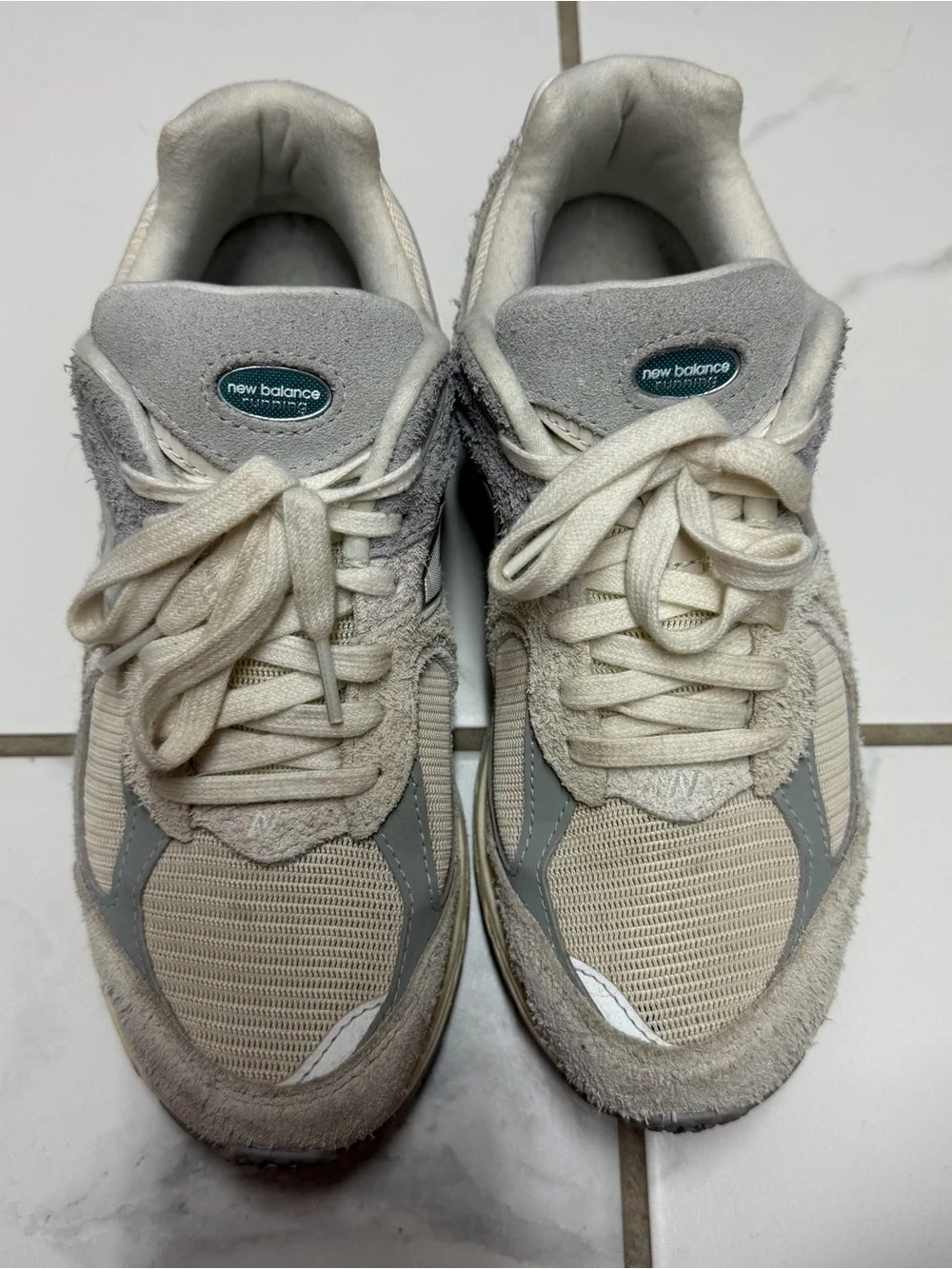 New Balance Casual Lace-Up Sneakers in Light Gray and Cream